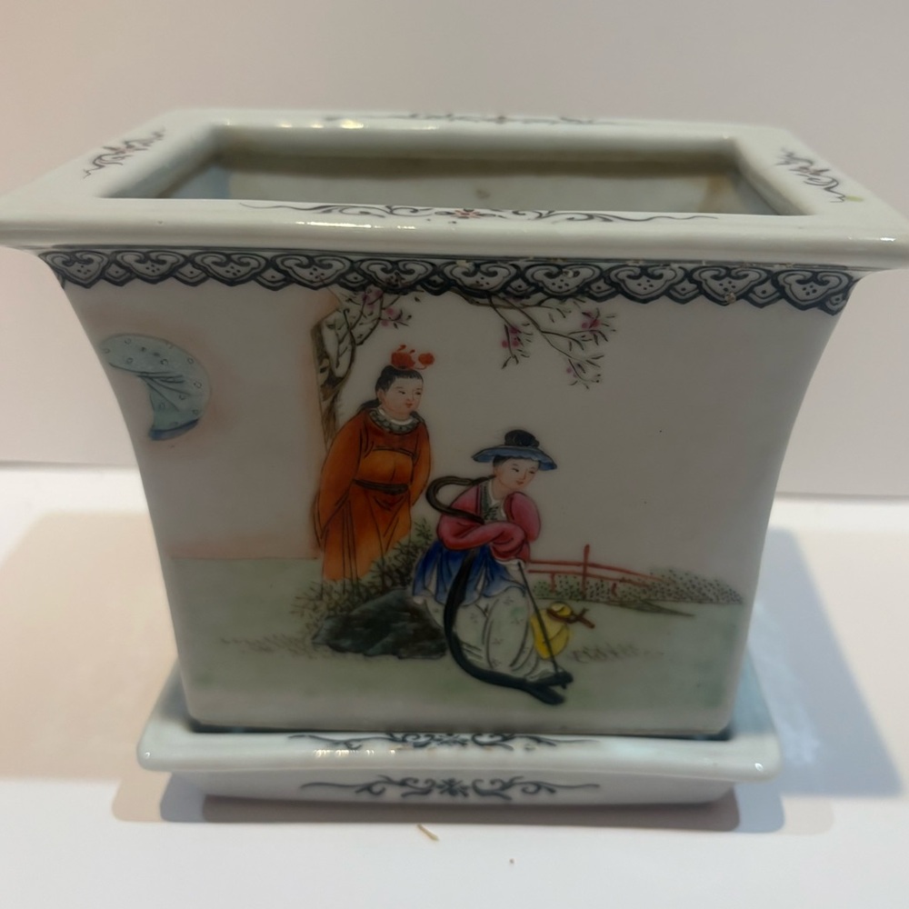 Chinese Porcelain Planter or Jardinière with Traditional Art - Picture 5 of 9